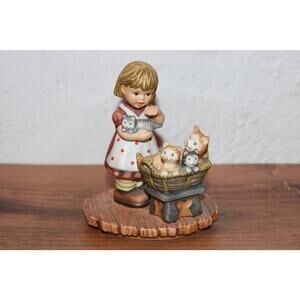 Goebel New Arrivals BH 68 Porcelain Figurine 1999 Girl w Kittens